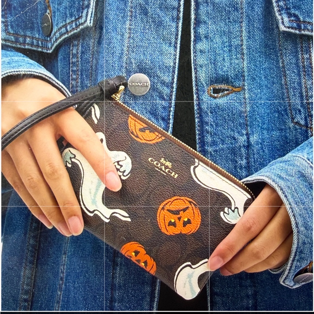 π»ππ» COACH CORNER ZIP WRISTLET IN SIGNATURE CANVAS WITH HALLOWEEN PRINT π»ππ» NWT π» - Picture 7 of 16